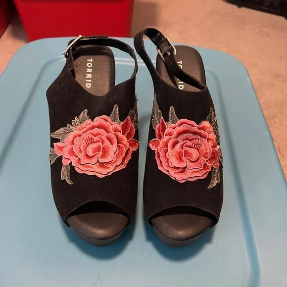 Torrid Rose Embroidered Wooden Platform Wedge Size 10 Wide Width NWOB